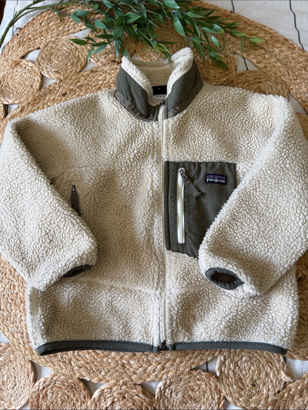 Patagonia Kids' Retro-X® Jacket Taupe Green. Size (5/6) **read***